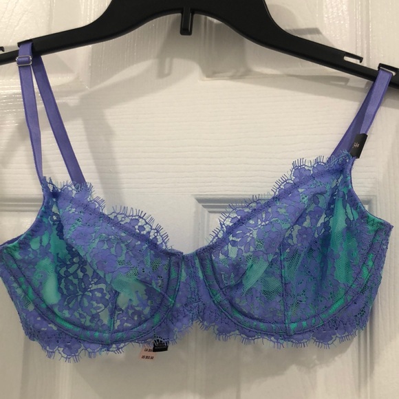 Very sexy unlined Demi 34B NWT Victoria’s Secret - Picture 2 of 6